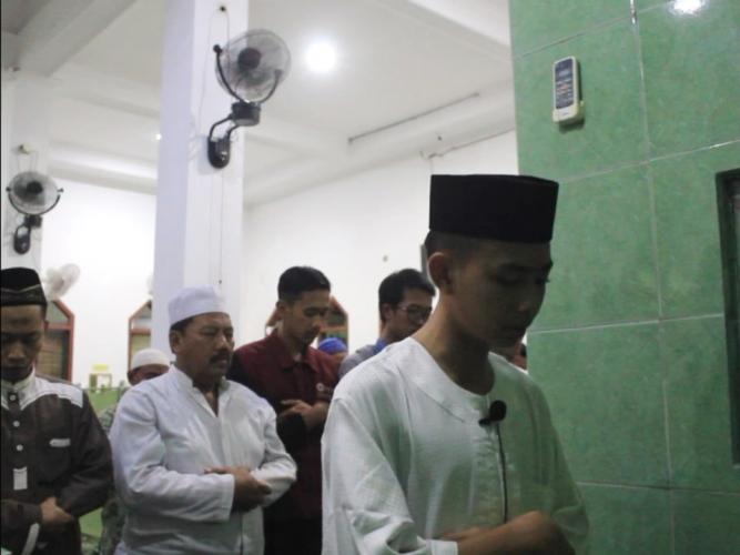 Aksi Imam Muda Menghipnotis Jemaah Masjid